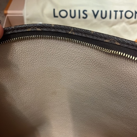 💯% Authentic Louis Vuitton Toiletry 26✨ - Picture 5 of 9